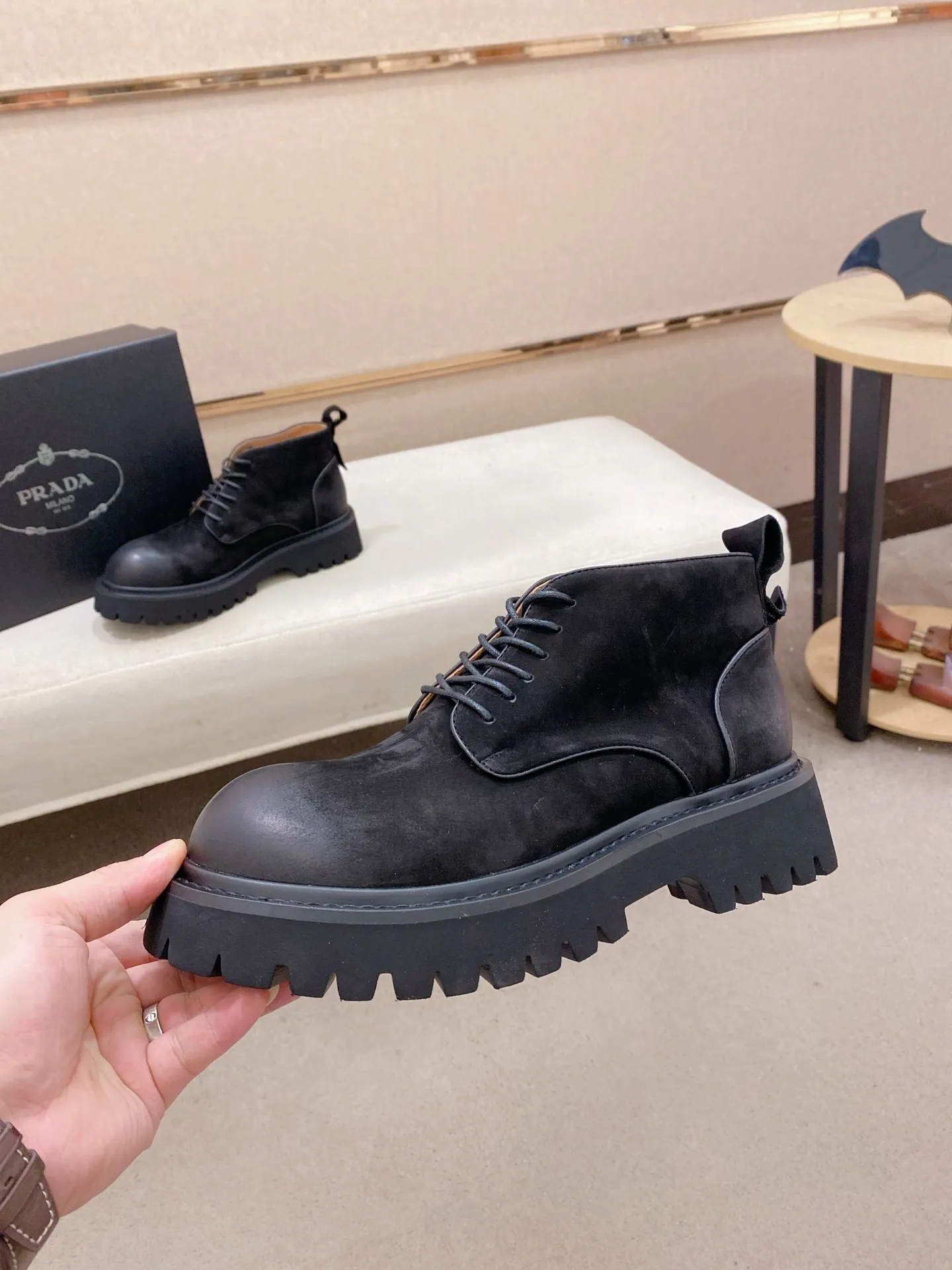 Factory price 580💰 The new PRADA (Prada) counters are launched simultaneously, new men's shoes, 😘fabrics are selected from cowhide. Lining: Full sheepskin lining. 👍🏿 High-end ☄️ air-cushion molded anti-slip rubber outsole, exquisite lines, simple and elegant, comfortable and high-end for leisure travel. Number of yards: 38 to 44. Can be ordered for 45 non-refundable